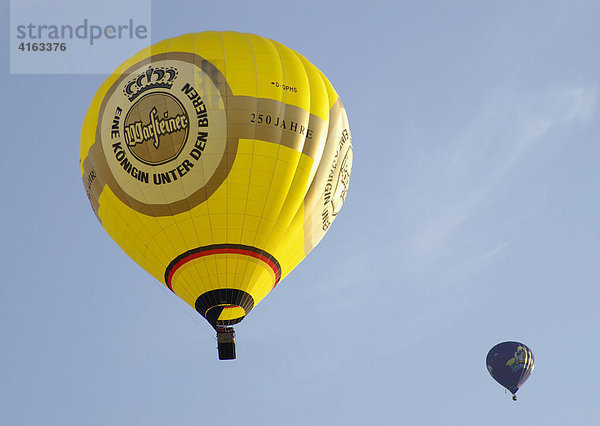 Die jährlich im Sommer stattfindende internationale Balloon Fiesta in Leipzig  zu der weit über 100 Ballonfahrer aus vielen Ländern mit ihren Heißluftballons kommen.