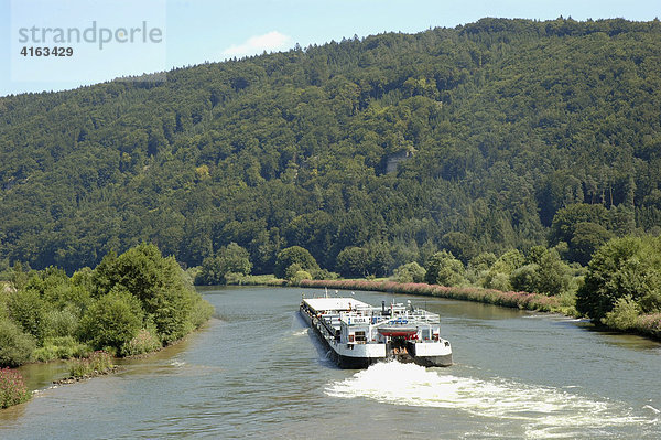 Der Main-Donau-Kanal bei Riedenburg im Altmuehltal in Bayern