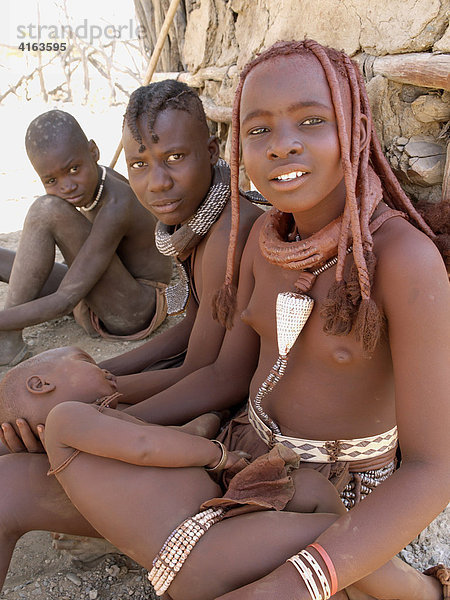 Himbamaedchen  Nomaden in Namibia