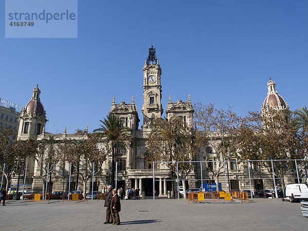 Der Rathausplatz  Plaza del Ayuntamiento  mit dem Rathaus von Valencia  Spanien