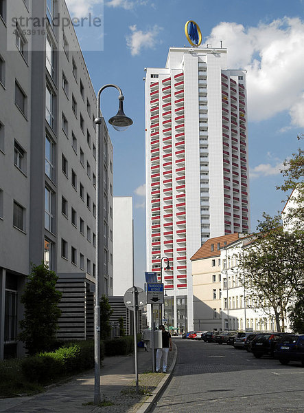Die Schützenstraße mit Wohnhäusern und dem Wintergartenhochhaus in Leipzig  Deutschland