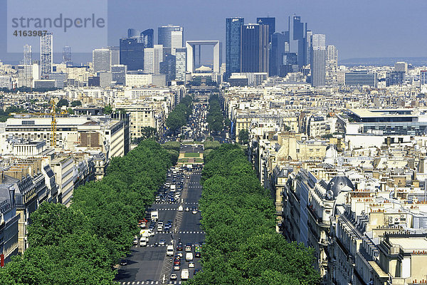 Paris  Blick vom Triumphbogen über die Avenue de la Grande Armee nach La Defense