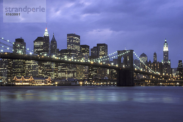 New York  USA  Blick von Brooklyn auf Manhattan