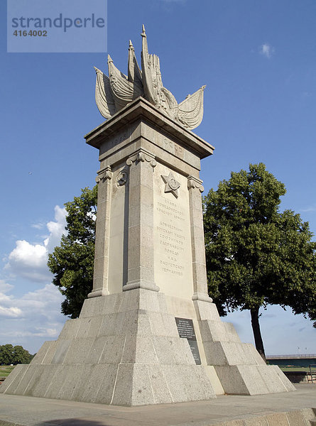 Das Denkmal der Begegnung in Torgau  Sachsen  erinnert an das Treffen sowjetischer und amerikanischer Soldaten 1945 an der Elbe bei Torgau