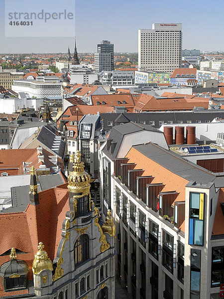 Blick über die Dächer Leipzigs  im Vordergrund das Topashaus  jetzt Sitz der Commerzbank  und die Marktgalerie