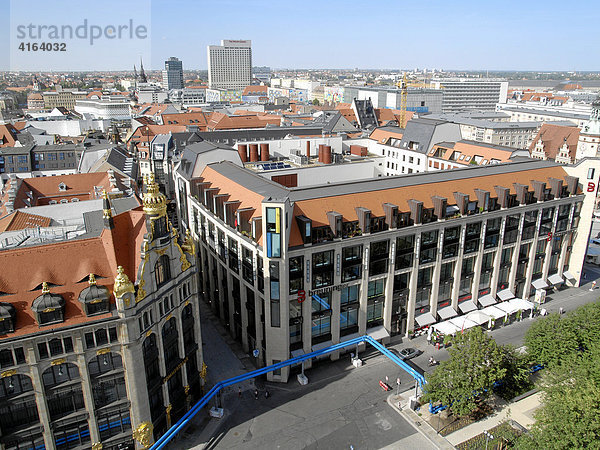 Blick über die Dächer Leipzigs  im Vordergrund das Topashaus  jetzt Sitz der Commerzbank  und die Marktgalerie