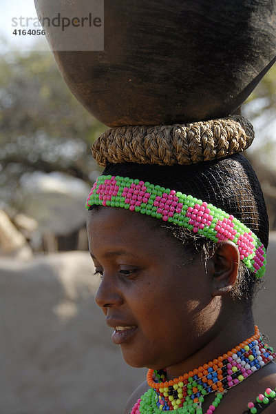 Zulufrau trägt Krug auf dem Kopf