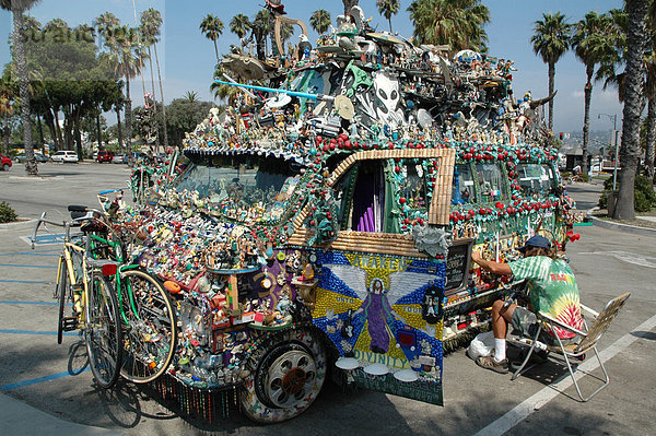 Hippie-Bus am Strand von Santa Barbara  Kalifornien  USA