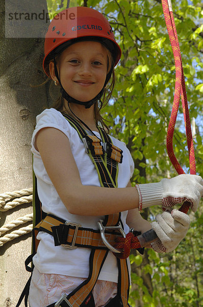 Mädchen mit Ausrüstung zum Klettern  Kletterwald Neroberg  Wiesbaden  Hesen  Deutschland