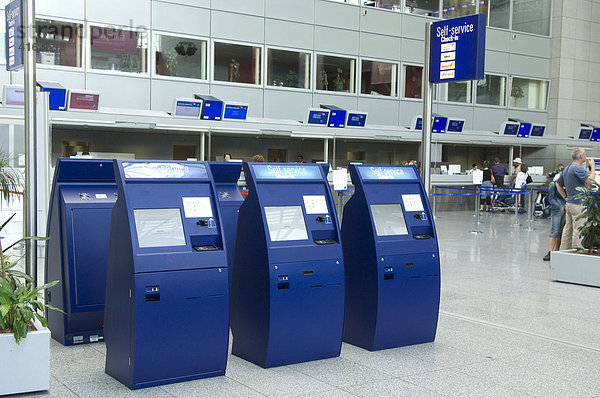 Quick Check-in  Schalter mit Self-service  Flughafen  Deutschland
