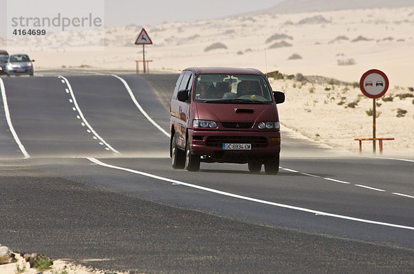 Straße durch die Sanddünen bei Corralejo  Fuerteventura  Kanarische Inseln  Spanien