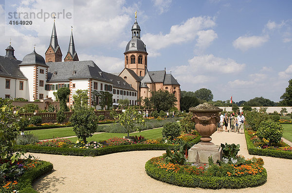 Ehemalige Benediktiner Abtei mit Basilika  Konventgarten  Seligenstadt Hessen  Deutschland