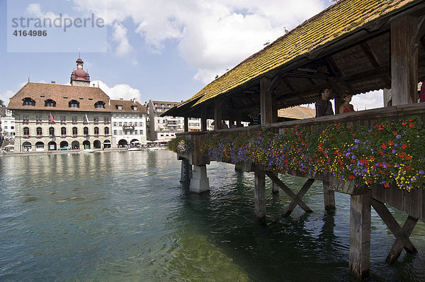 Kapellbrücke mit Rathaus  Luzern  Schweiz