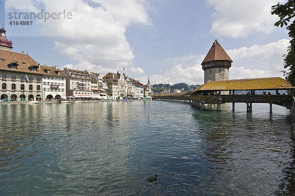 Kapellbrücke mit Rathaus  Luzern  Schweiz