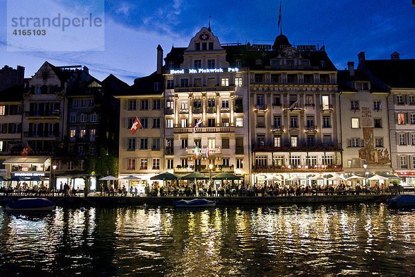 Nachtaufnahme der Altstadt von Luzern mit Vierwaldstätter See  Luzern  Kanton Luzern  Schweiz