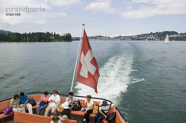 Schweizer Flagge an einem Boot auf dem Vierwaldstätter See  Luzern  Kanton Luzern  Schweiz