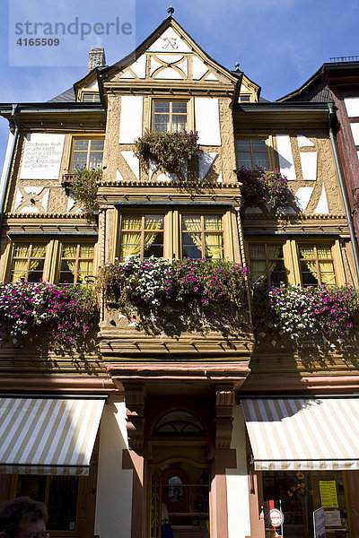 Altstadt gut erhaltene Fachwerkhäuser mit Blumenkästen  Miltenberg  Bayern  Deutschland