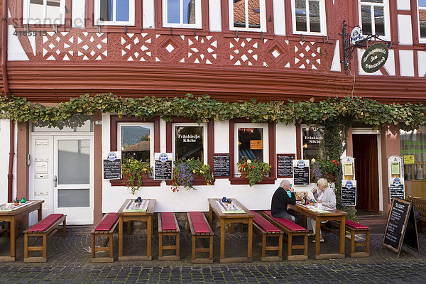 Restaurant mit Gästen in der Altstadt   Miltenberg  Bayern  Deutschland