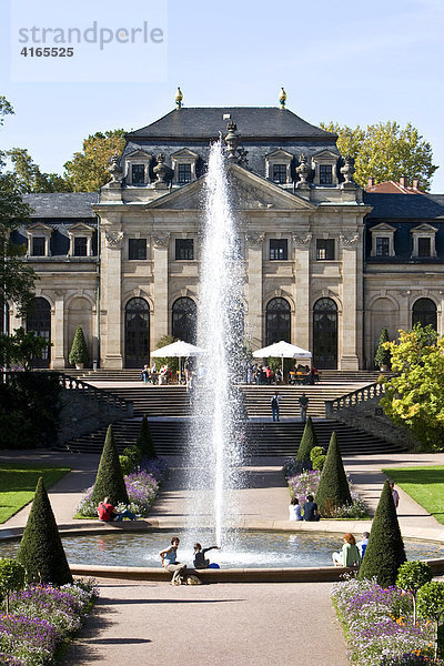 Die Orangerie mit Brunnen  im Schlossgarten des Stadtschloß Fulda  Fulda  Hessen  Deutschland
