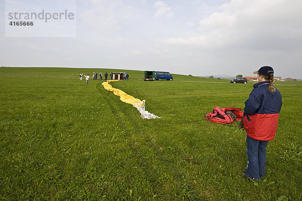 Aufbau - Vorbereitung für eine Fahrt im Heissluftballon  Oberallgäu  Bayern  Deutschland