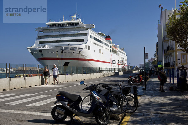 Großes Passagierschiff im Hafen von Eivissa  Ibiza  Balearen  Spanien