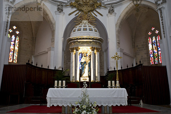Altar in einer Kirche  Altstadt von Eivissa  Ibiza  Balearen  Spanien