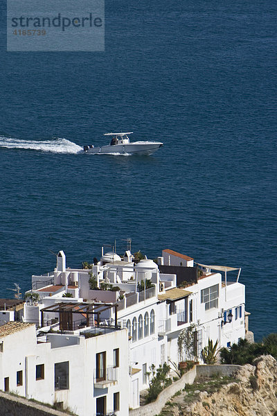 Altes Gebäude an der Küste  Motorboot  Altstadt von Eivissa  Ibiza  Balearen  Spanien