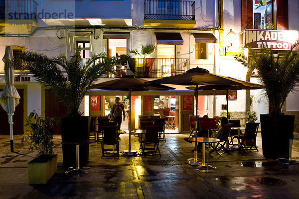 Restaurant in der Altstadt von Eivissa in der Abenddämmerung  Ibiza  Balearen  Spanien