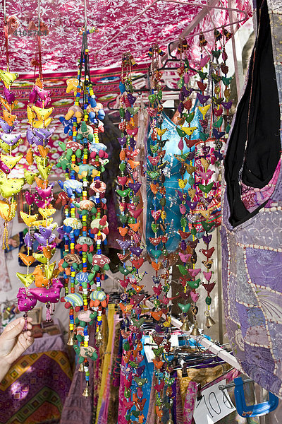 Schmuck auf dem berühmten Hippie-markt bei Sant Carles (Carlos) Ibiza  Balearen  Spanien