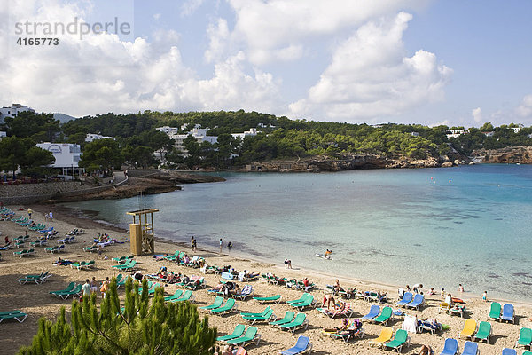 Strand bei Portinatx mit Sonnenliegen Ibiza  Balearen  Spanien