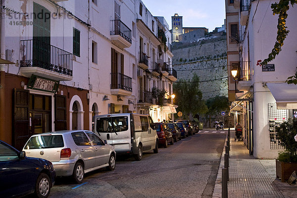Altstadt von Eivissa mit engen Gassen  Ibiza  Balearen  Spanien