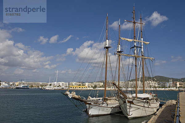 2 historische Segelschiffe mit umfangreicher Takelage im Hafen von Eivissa  Ibiza  Balearen  Spanien