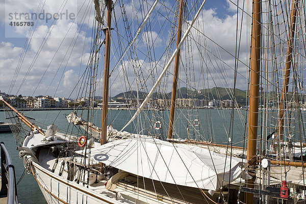 2 historische Segelschiffe mit umfangreicher Takelage im Hafen von Eivissa  Ibiza  Balearen  Spanien