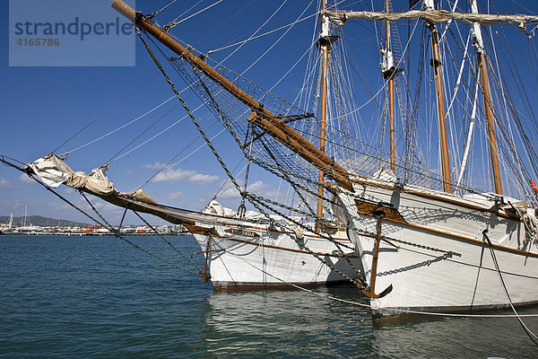 2 historische Segelschiffe mit umfangreicher Takelage im Hafen von Eivissa  Ibiza  Balearen  Spanien