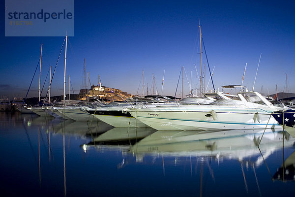 Yachten im Yachthafen von Eivissa  dahinter die Dalt Vila in der Abenddämmerung  Ibiza  Balearen  Spanien