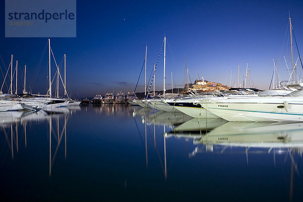 Yachten im Yachthafen von Eivissa  dahinter die Dalt Vila in der Abenddämmerung  Ibiza  Balearen  Spanien