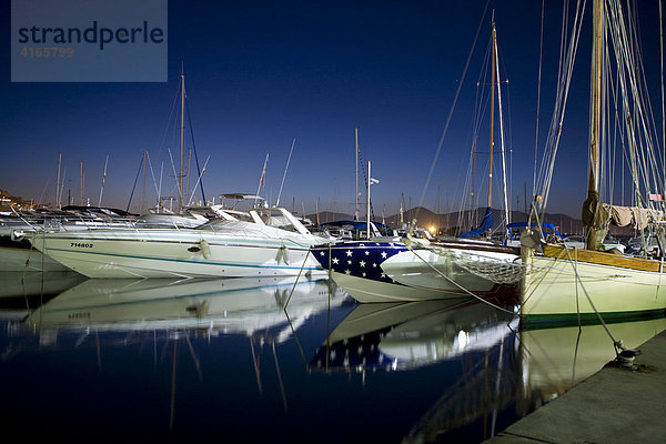 Yachten im Yachthafen von Eivissa  in der Abenddämmerung  Ibiza  Balearen  Spanien