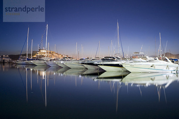 Yachten im Yachthafen von Eivissa  dahinter die Dalt Vila in der Abenddämmerung  Ibiza  Balearen  Spanien