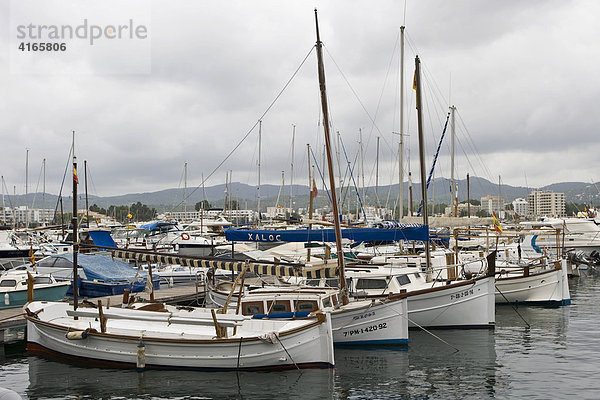 Hafen von St Antoni bei Regen   Ibiza  Balearen  Spanien