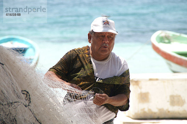 Fischer bei der Reparatur eines Netzes  Isla Mujeres  Mexico