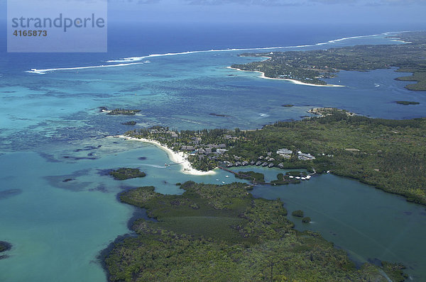 Luftbild  Korallenbänke  Meer und Hotelanlage  Mauritius  Maskarenen  indischer Ozean