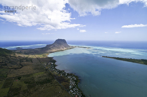 Luftbild  Korallenbänke  Meer und Hotelanlage  Mauritius  Maskarenen  indischer Ozean