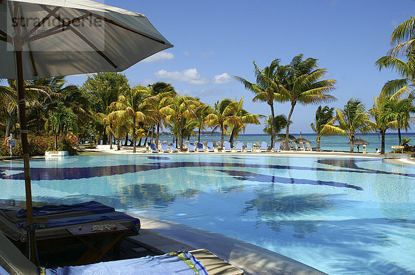 Hotelanlage mit Pool am Strand von Trou aux Biches  Mauritius  Maskarenen  indischer Ozean