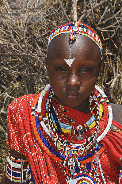 Massai  Massaifrau mit traditioneller Kleidung und Schmuck  Amboseli National Park  Kenia  Afrika