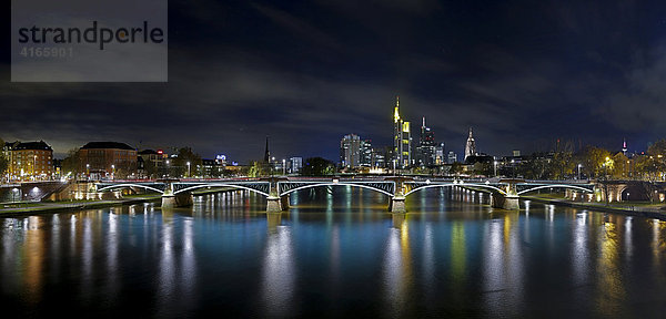 Ignatz-Bubis-Brücke und Skyline von Frankfurt  Hessen  Deutschland