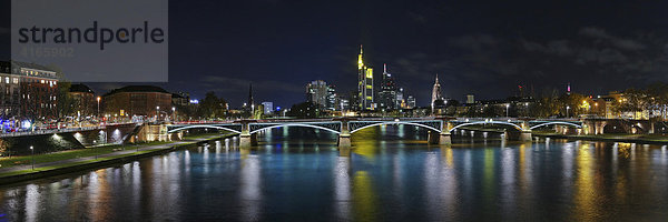 Ignatz-Bubis-Brücke und Skyline von Frankfurt  Hessen  Deutschland