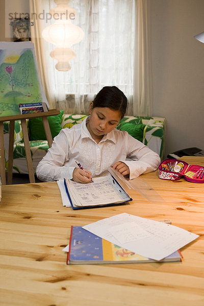 Junge Schülerin lernt im Kinderzimmer für die Schule