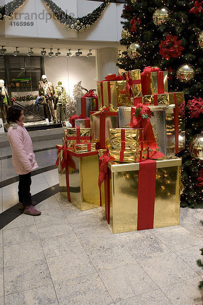 Weihnachtsbaum mit Päckchen und Kind vor den Geschenken im Einkaufszentrum  Neu Isenburg  Hessen  Deutschland