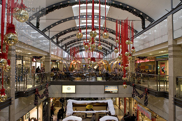 Weihnachtsdekoration in einem Einkaufszentrum mit Kunden  die Weihnachtseinkäufe tätigen  Neu Isenburg  Hessen  Deutschland