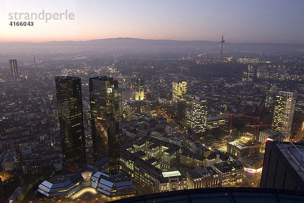 Skyline  Hochhäuser von Frankfurt in der Abenddämmerung  Frankfurt  Hessen  Deutschland